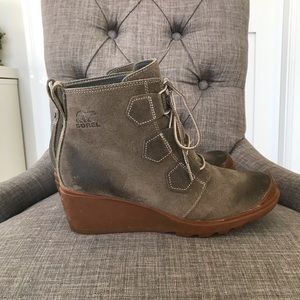 Sorel taupe suede lace up booties